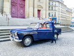 Balade dans paris en peugeot 404 avec dégustation de macarons et champagne - smartbox - coffret cadeau sport & aventure
