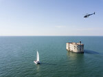SMARTBOX - Coffret Cadeau - Survol en hélicoptère du fort Boyard, de Fouras et de l'île d'Aix pour 2 -