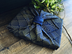 Papier Cadeau Réutilisable Emballage Furoshiki Coton Recyclé : Plume Dorée en Bleu Minuit (Taille M) 55x55 cm collection monochrome