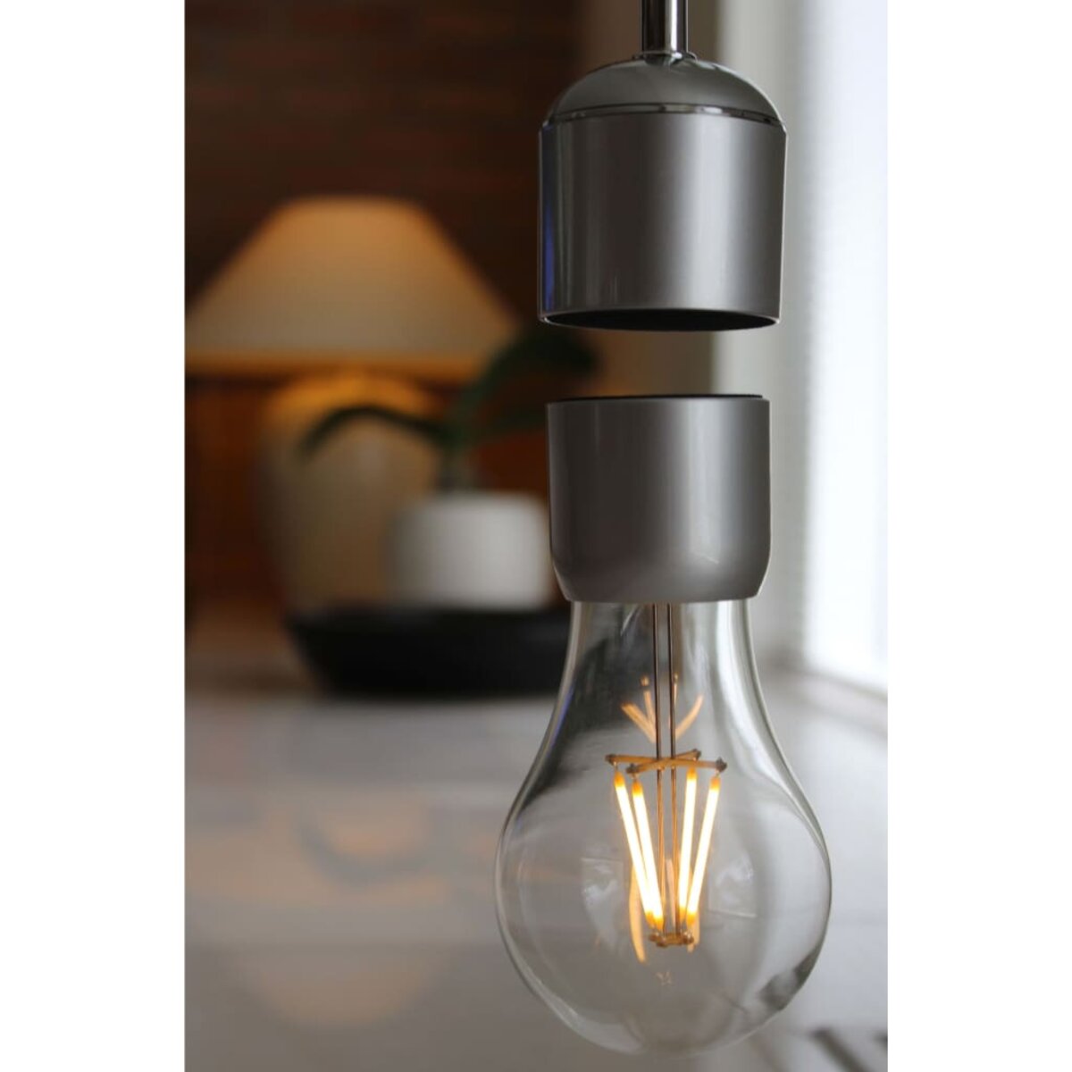 United Entertainment - Ampoule flottante magnétique avec socle en chêne -  Avec lampe LED pour une lumière d'ambiance