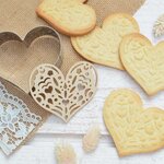 Kit pour biscuit en relief Coeur + 2 Stylos au chocolat bleu pastel et lilas