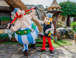 SMARTBOX - Coffret Cadeau Séjour Parc Astérix : Billets d’entrée pour 2 adultes Haute Saison (2 jours) et nuit à l’Hôtel Les Trois Hiboux -  Séjour