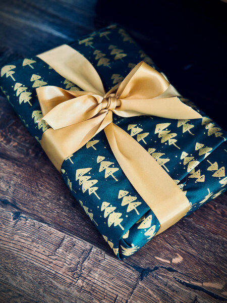 Papier Cadeau Réutilisable Emballage Furoshiki Coton Recyclé : Sous la neige en Vert Sapin (Taille M) 55x55 cm collection monochrome