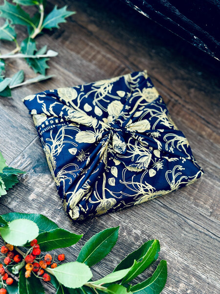 Papier Cadeau Réutilisable Emballage Furoshiki Coton Recyclé : La Danse d'artichaut en Bleu Minuit (Taille M) 55x55 cm collection monochrome