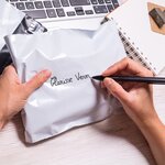 Pack and Move - Lot 120 enveloppes pour expédition - 27 x 30 cm - Fermeture adhésive - Opaques  étanches et indéchirables