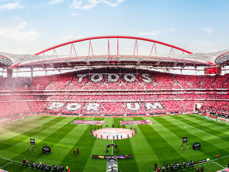SMARTBOX - Coffret Cadeau Passion football : visite du stade de Luz du  Benfica Lisbonne avec écharpe du club - Sport & Aventure - La Poste