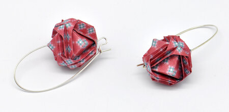 Boucles d'oreille papier origami boule rouge rosé