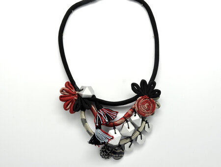 Collier textile rouge noir et gris