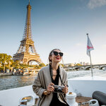 SMARTBOX - Coffret Cadeau - Croisière sur la Seine et spectacle de cabaret au Moulin Rouge -