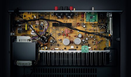 Yamaha Yamaha MusicCast R-N303 Argent - Amplificateur-tuner stéréo intégré 2 x 100 W - DLNA - AirPlay - Wi-Fi - Bluetooth - Multiroom