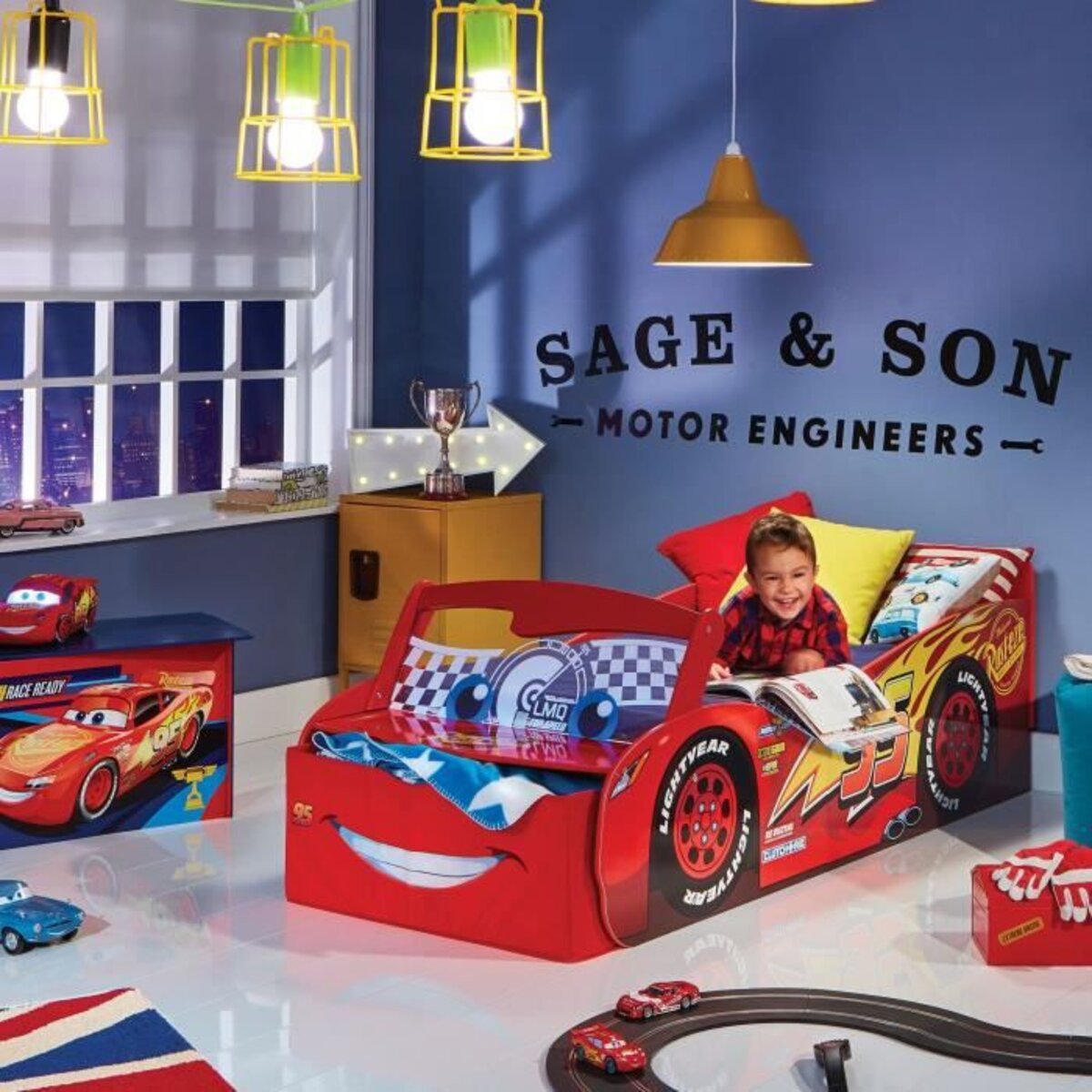 MOOSE TOYS Lit enfant Flash McQueen de Disney Cars avec rangement et  pare-brise lumineux pour matelas 70 x 140 pas cher 