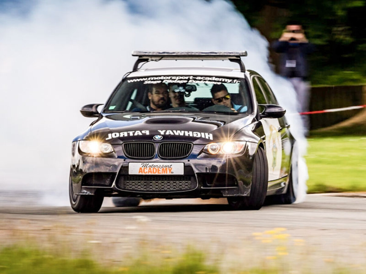 SMARTBOX - Coffret Cadeau Passion drift : 2 tours de baptême en BMW M3 420  ch pour 2 - Sport & Aventure - La Poste