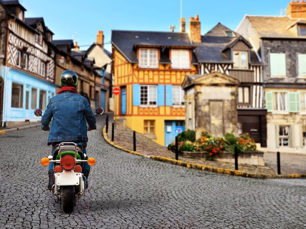 SMARTBOX - Coffret Cadeau Escapade rétro de 3h sur la Côte Fleurie en scooter Yamaha Chappy -  Sport & Aventure