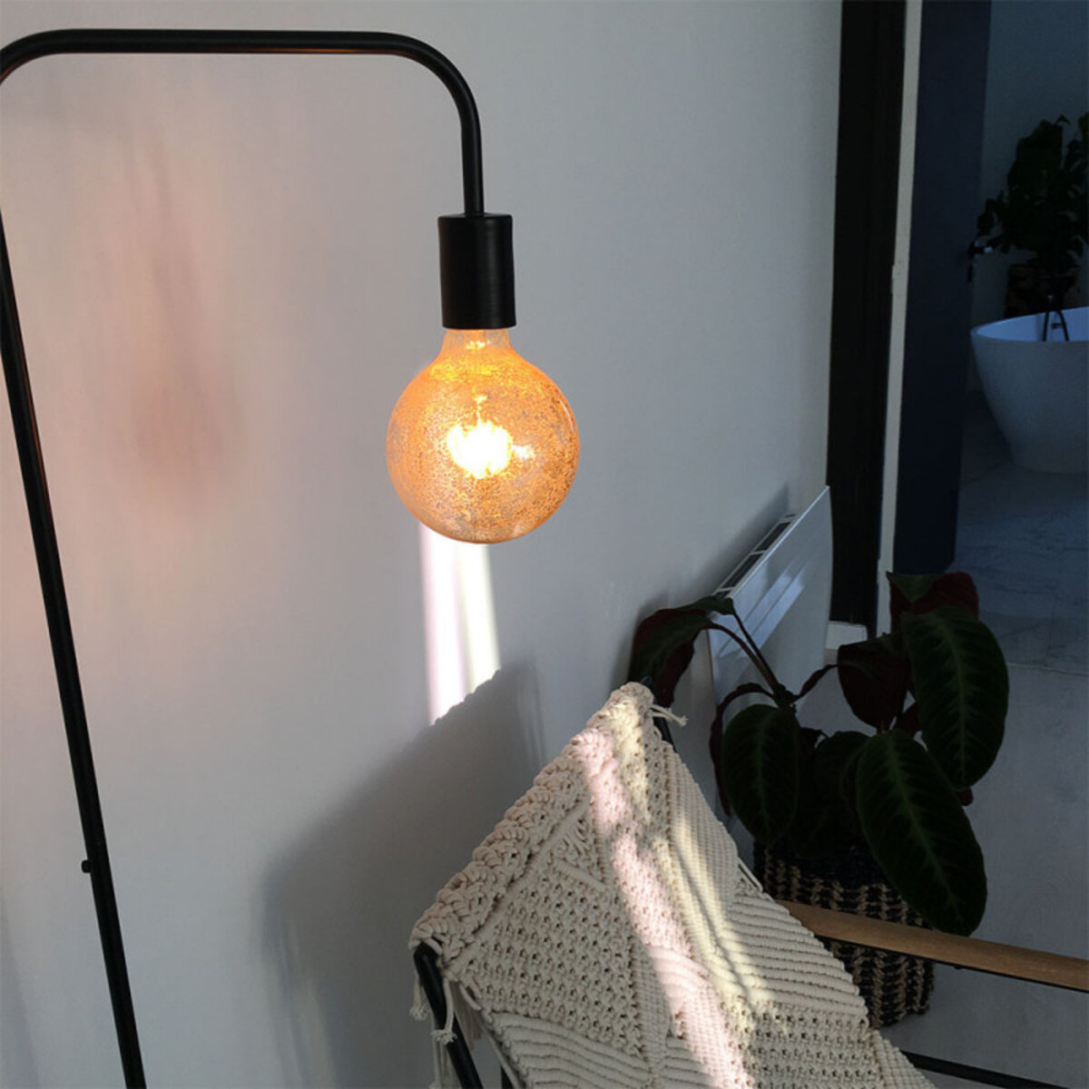Ampoule LED G125, culot E27, consommation de 4W pour une équivalence de  28W, intensité lumineuse de 300 lumens, lumière blanc ch