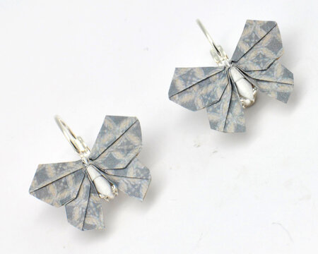 Boucles d'oreille papier origami papillon gris bleuté