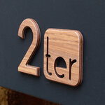 Numéro TER-Numéro adhésif pour boîtes aux lettres - Résine de 3 mm, hauteur environ 50 mm - Voyager (chêne moyen)