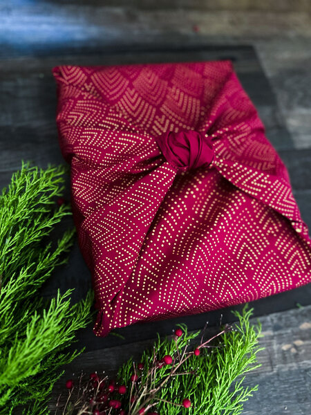 Carédeau Papier Cadeau Réutilisable Collection Monochrome Coton Recyclé Furoshiki 100  Coton  : Les Paons aux plumes dorées (TailleM) 55x55 cm en rouge bordeau