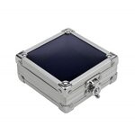 Coffret-vitrine compact pour présenter divers objets de collection.