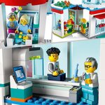 Lego 60330 city l'hôpital  set de construction  jouet camion d'ambulance  hélicoptere et 12 minifigures pour enfants +7 ans