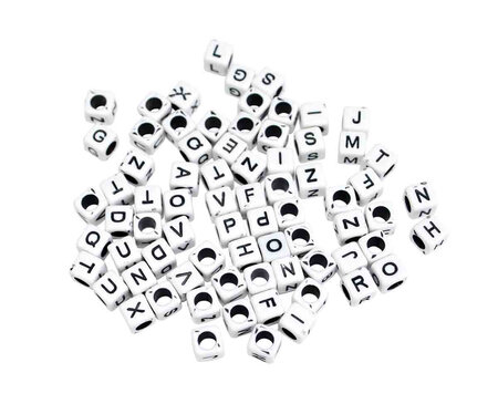 Perles lettres carrées noir blanc 0 6 cm 345 pièces