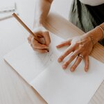 Carnet dos carré collé pages blanches - Les hirondelles sur le fil - Bleu