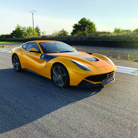 Session 6 tours au volant d'une ferrari f12 sur le circuit château-gaillard près de lyon - smartbox - coffret cadeau sport & aventure