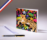 Carte double in the garden créée et imprimée en france sur papier certifié pefc - léopard sur un lit de fleurs