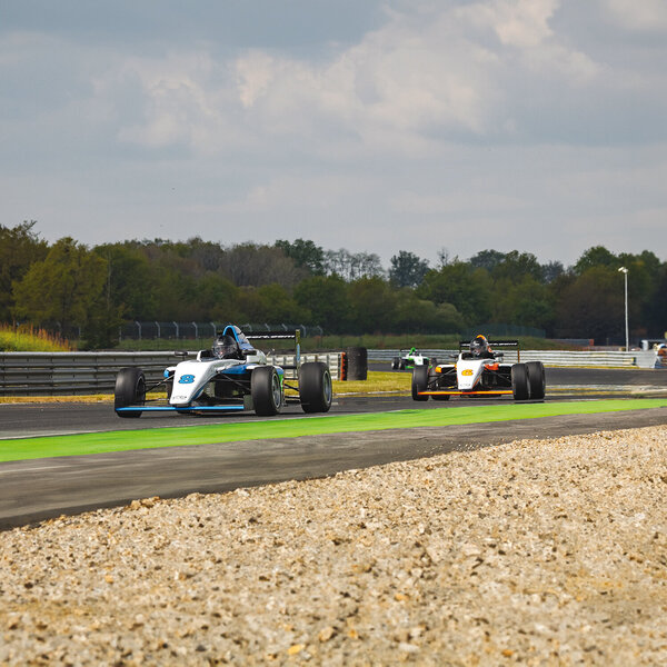SMARTBOX - Coffret Cadeau Stage de pilotage monoplace : 15 tours sur le circuit de La Ferté-Gaucher en Formule 4 Tatuus -  Sport & Aventure