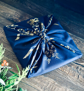 Papier Cadeau Réutilisable Emballage Furoshiki Coton Recyclé : Chante d'Aube en Bleu Minuit (Taille M) 55x55 cm collection monochrome