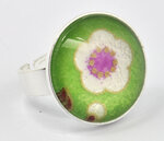 Bague cabochon Fleur Fond vert anis