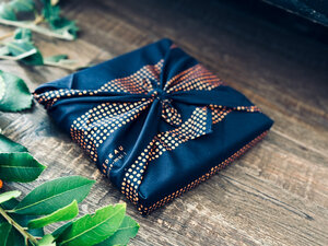 Papier Cadeau Réutilisable Emballage Furoshiki Coton Recyclé :  Pour un flirt en bleu nuit Taille S (35x35) cm