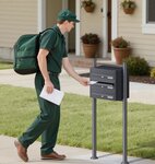 Boîte aux lettres sur pieds gris anthracite 3 compartiments – 556x270x1200 mm verrouillable + porte-nom