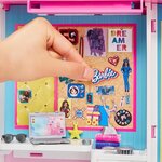 BARBIE Le Dressing Deluxe 60 cm -  10 espaces de rangement, 4 habillages complets + de 25 accessoires et 1 poupée Barbie