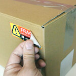 Lot de 50 Etiquettes FRAGILE dimension 4x10 cm