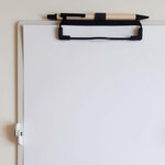 Porte-bloc pliable Apli - Compact et facile à transporter - Peut contenir des feuilles avec du caoutchouc élastique - Extension de stylo - Matériau ABS résistant - Design fonctionnel et polyvalent - Couleur noire