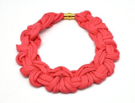 Collier à noeud en tissu corail