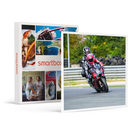 SMARTBOX - Coffret Cadeau Baptême passager en moto : 3 tours à l'arrière d'un pilote professionnel sur le circuit de Magny-Cours -  Sport & Aventure