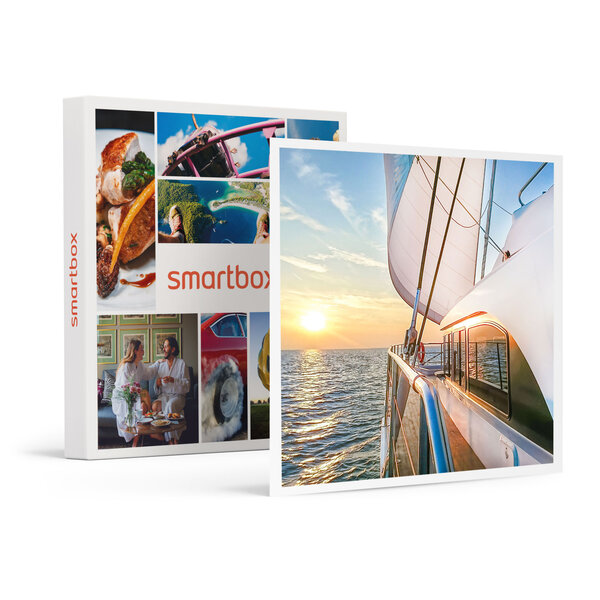 SMARTBOX - Coffret Cadeau Balade en catamaran pour 2 adultes et 1 enfant depuis La Rochelle au coucher du soleil -  Sport & Aventure