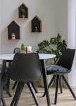 2 chaises de table à manger en cuir noir à pieds noirs