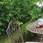 Table de jardin en métal rosace demi-ronde