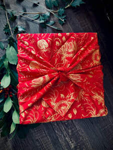 Papier Cadeau Réutilisable Emballage Furoshiki Coton Recyclé : La Danse d'artichaut en Rouge Coquelicot (Taille M) 55x55 cm collection monochrome