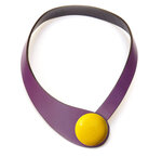 Collier cuir violet et céramique jaune