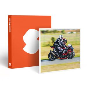 SMARTBOX - Coffret Cadeau Baptême passager en moto : 3 tours à l'arrière d'un pilote professionnel sur le circuit de Fontenay-le-Comte -  Sport & Aventure