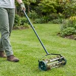 vidaXL Roller à gazon tiré avec des pinces aérateur Vert 127 5 x 44 cm