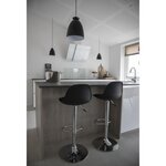 2 chaises de bar noires avec pieds chromés