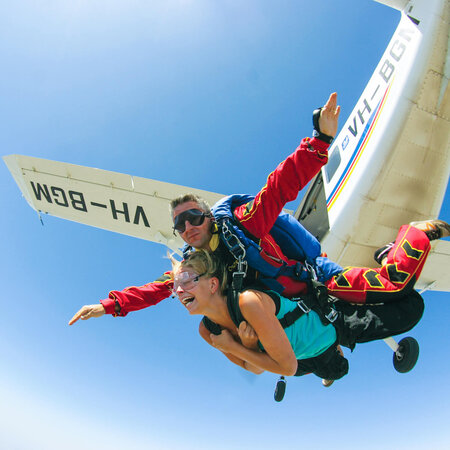 SMARTBOX - Coffret Cadeau - Saut en parachute tandem avec un instructeur - 21 expériences de saut en parachute en France