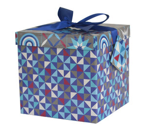 Boîte cadeau avec nœud - motifs graphiques bleus