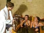 Accès au spa bain de bière ou de vin avec dégustation et planche de charcuterie à bordeaux - smartbox - coffret cadeau bien-être