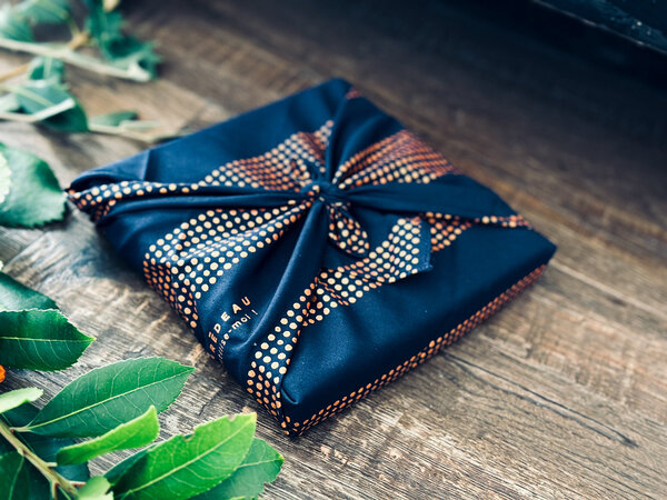 Papier Cadeau Réutilisable Emballage Furoshiki Coton Recyclé : Pour un flirt en bleu nuit Taille S (35x35) cm