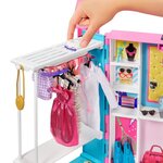 BARBIE Le Dressing Deluxe 60 cm -  10 espaces de rangement, 4 habillages complets + de 25 accessoires et 1 poupée Barbie